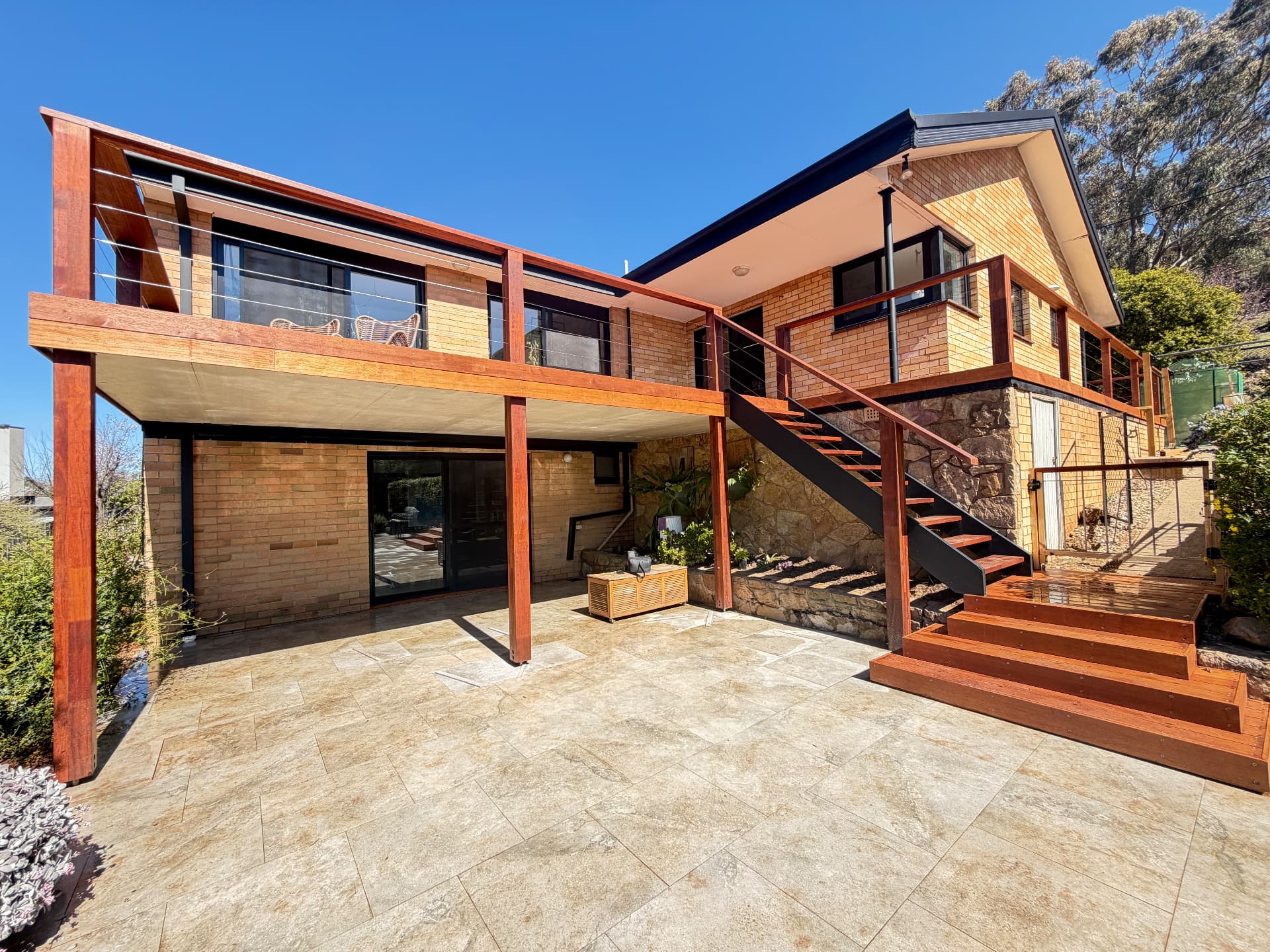 Hardwood Deck with Feature Staircase & Cable Rail